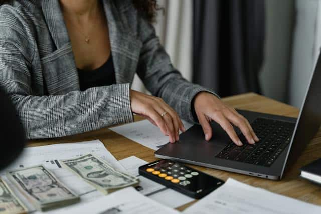 woman-business-owner-calculating-sales-tax-on-online-business-income